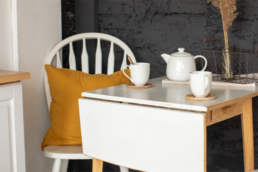 Clever foldable table that can be made smaller when not needed, great for smaller apartments. 