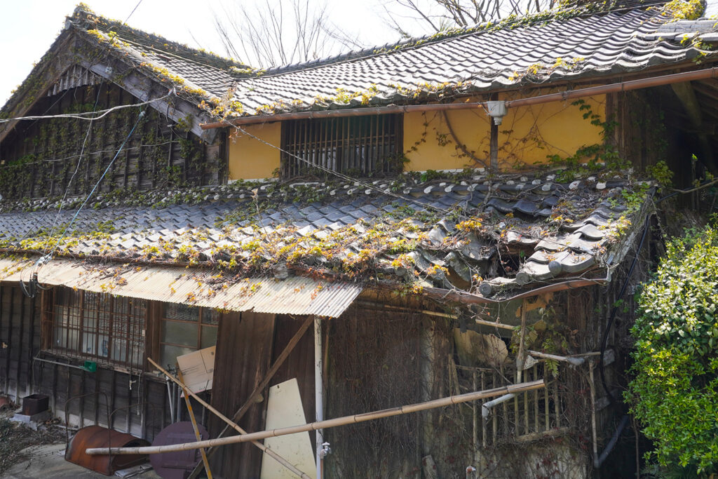 An abandoned Akiya home in disarray showing the high costs of retrofitting one of these old Japanese buildings