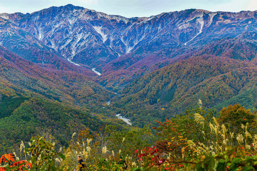 An image of the surrounding mountains near Iwatake