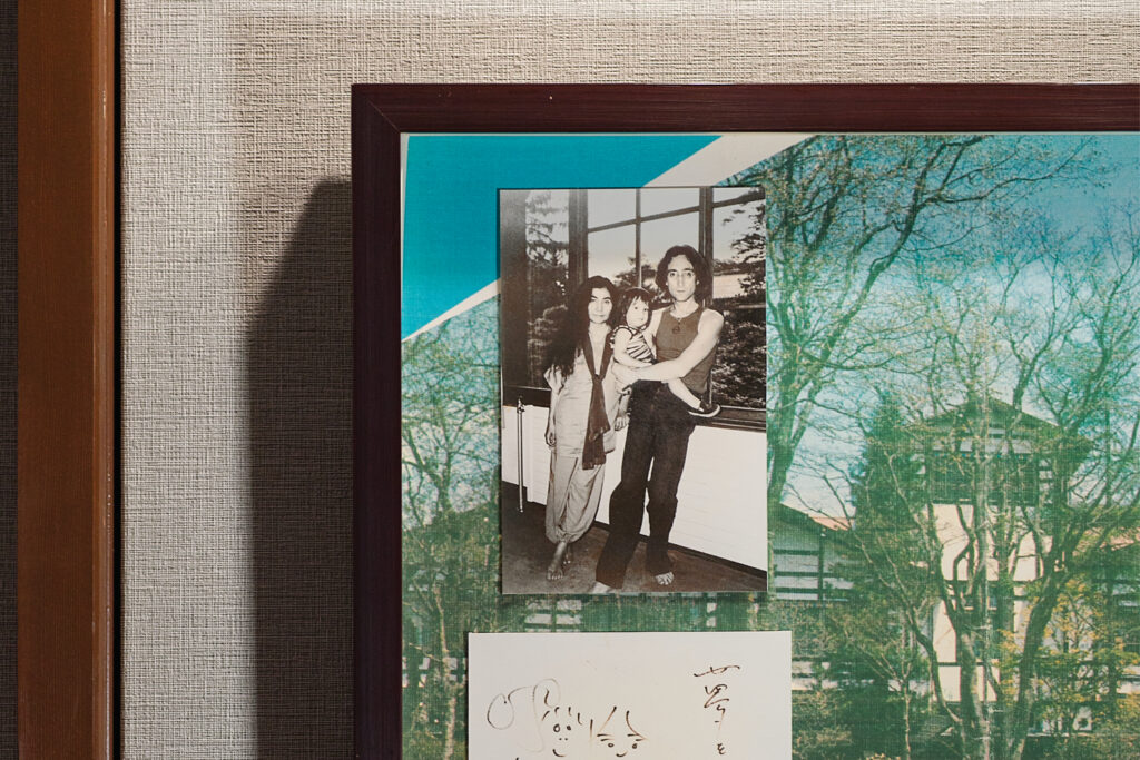 An image of a photo of John Lennon Yoko Ono and little Sean taken from inside the Mampei Hotel.