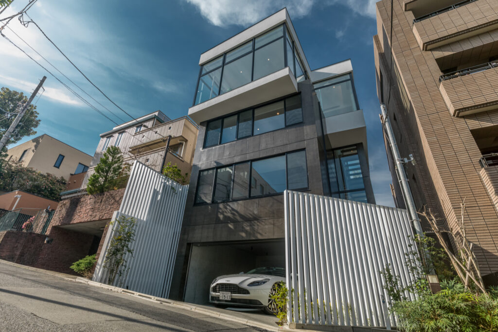 AN image of the exterior of The Luxury Residence Gravitas Minamiazabu. designed by Riccardo Tossani Architecture 