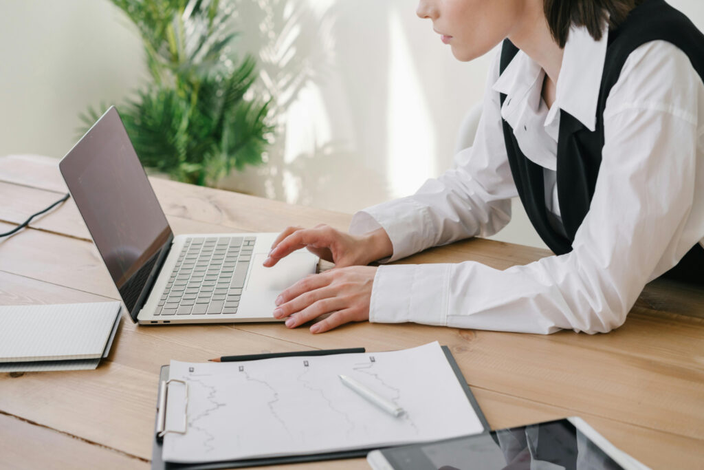 A female investor in a smart shirt working on a computer