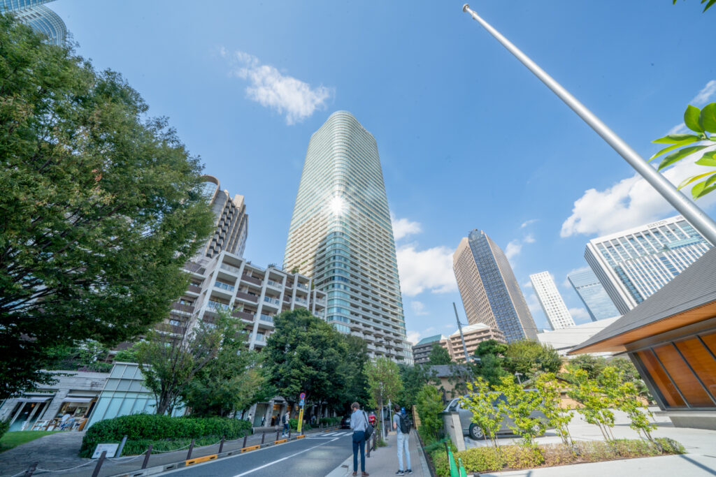 Ark Hills Sengokuyama Mori Tower seen from street level in Roppongi 1-chome, surrounded by mature trees